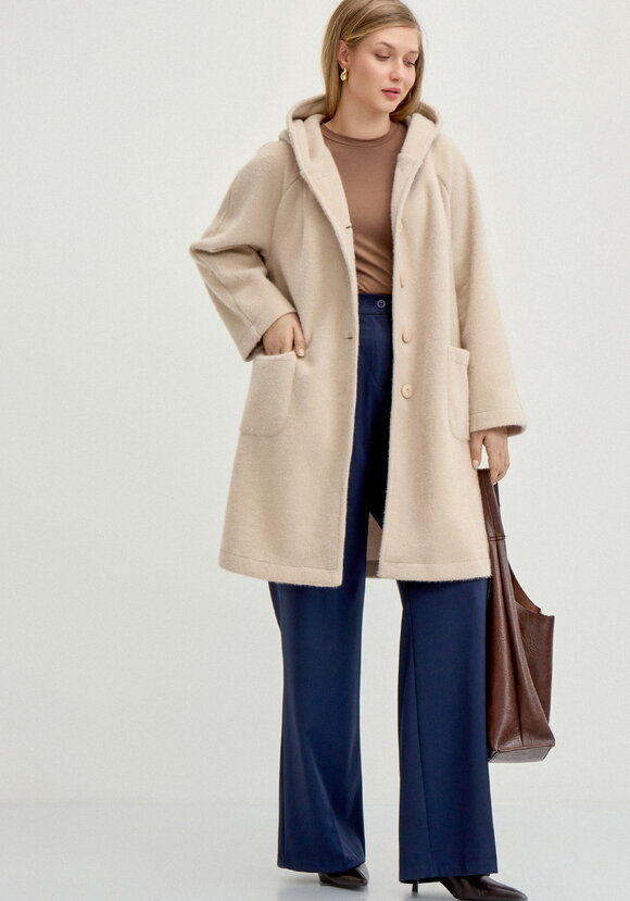 Жакет пушистый с капюшоном на пуговицах