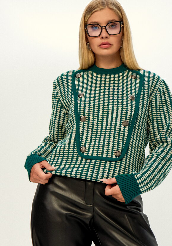 Джемпер с пуговицами декоративными