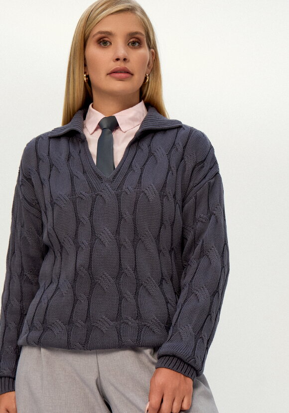 Джемпер с косами и воротником-поло