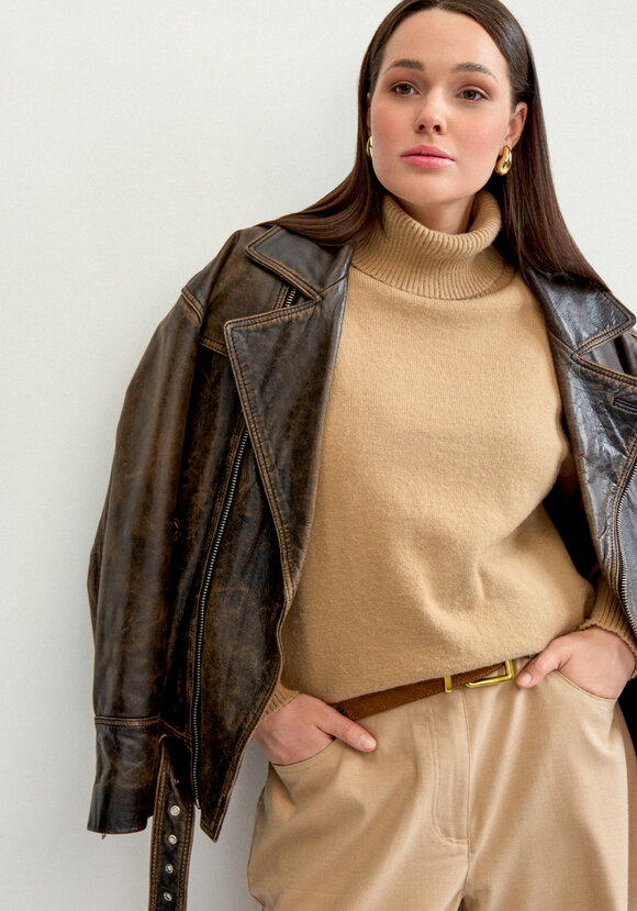 Свитер с объемным воротом