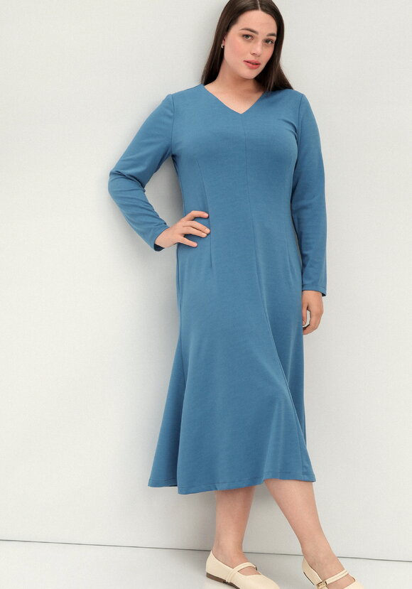 Платье длины миди с V-образным воротником