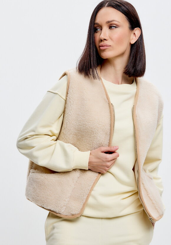 Жилет меховой с верблюжьей шерстью