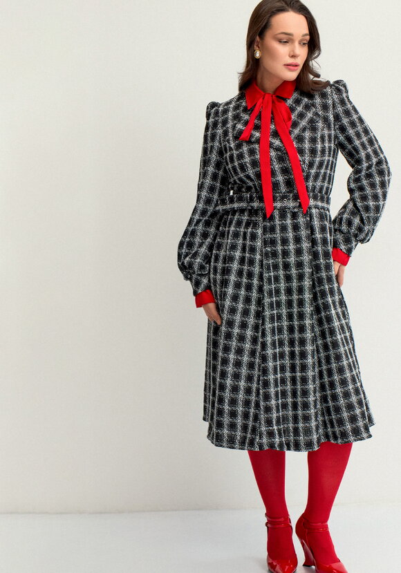 Платье с поясом с обтяжной пряжкой