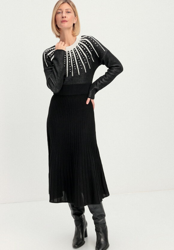 Платье с жемчужным узором на груди