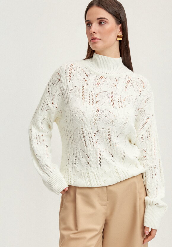 Джемпер с ажурными косами