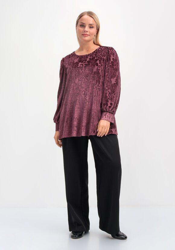 Блуза с цветами из бархата