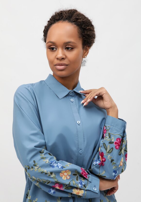 Рубашка с цветочной вышивкой