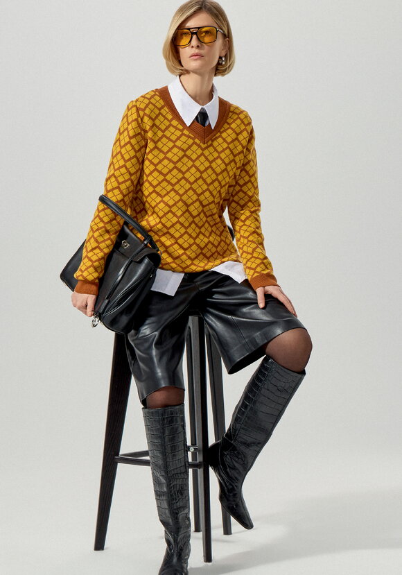 Джемпер женский с V-образным вырезом