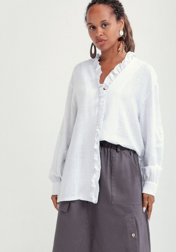 Блуза с рюшей по борту и горловине