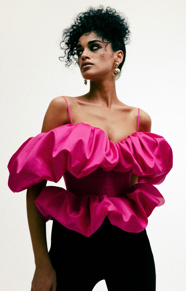 В центре внимания: топы и футболки для любого случая