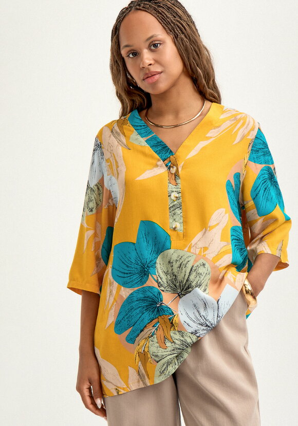 Блуза из штапеля с тропическим принтом