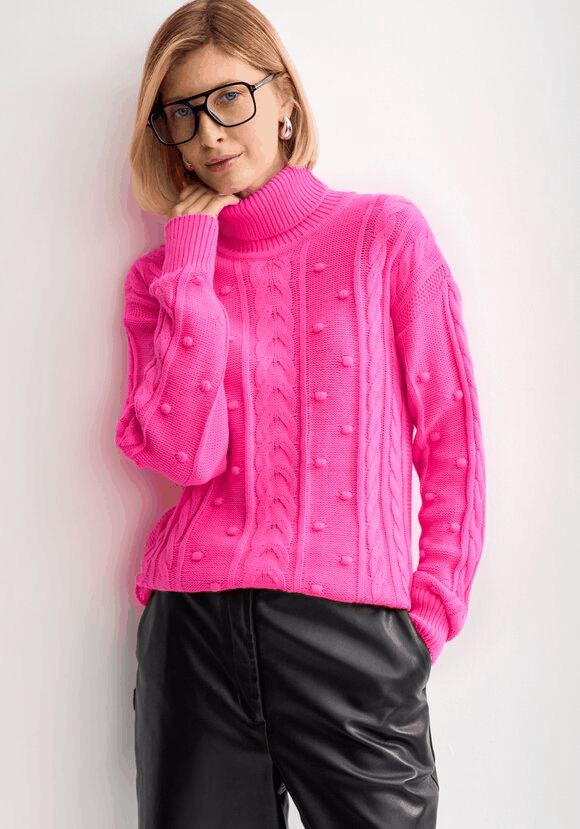 Джемпер с высокой горловиной и косами