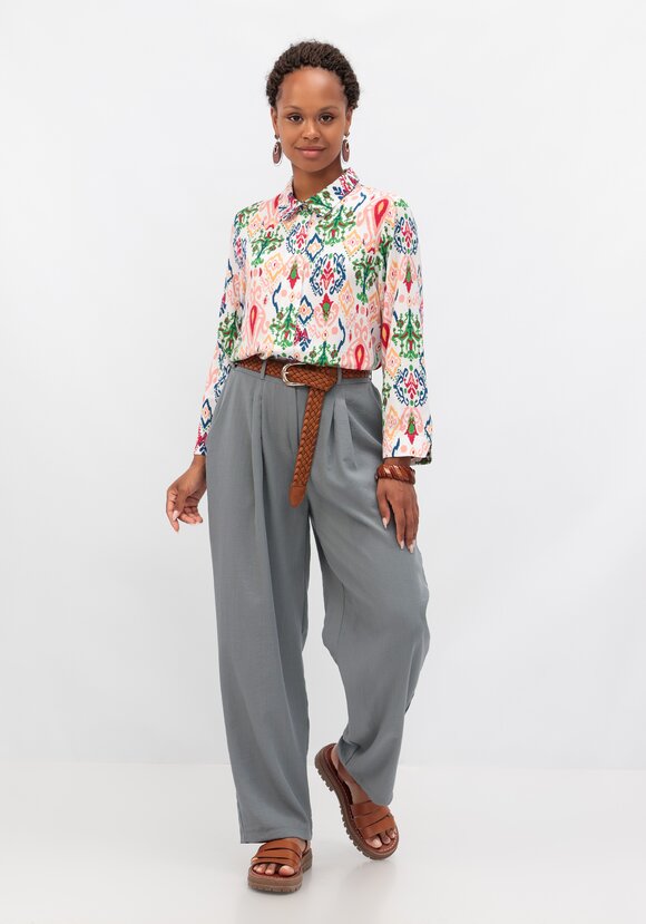 Брюки свободного кроя с защипами на поясе