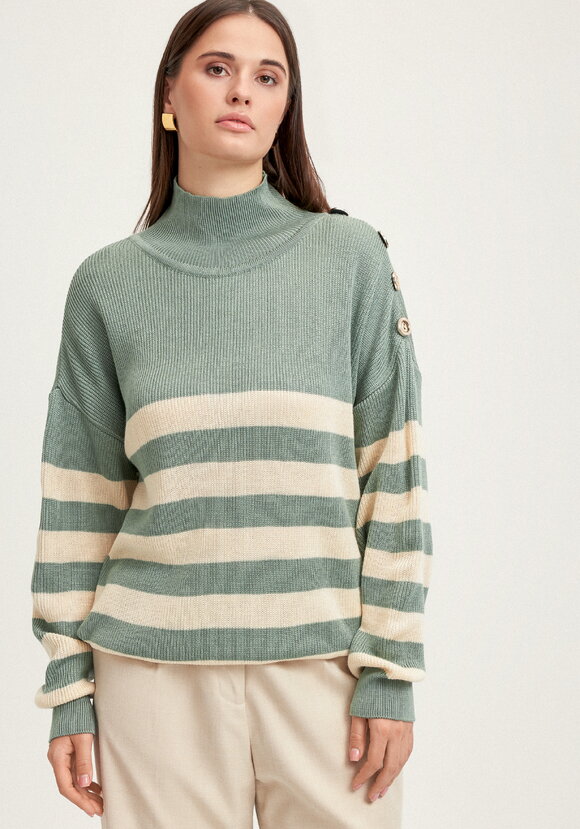 Джемпер с декоративными пуговицами в полоску