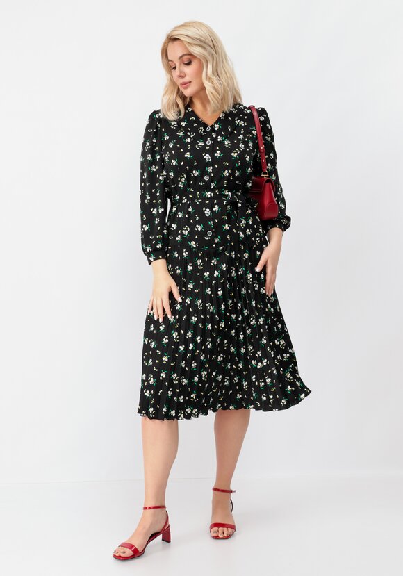 Платье прямого силуэта с юбкой-плиссе