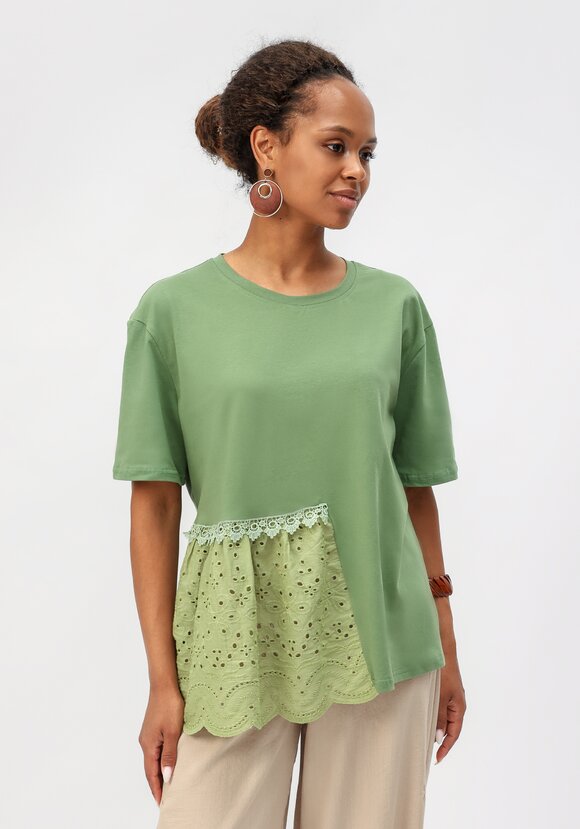 Блуза свободного кроя с вставкой из шитья