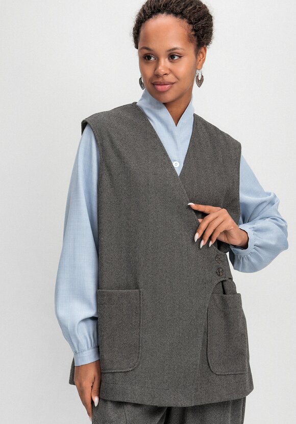 Жилет на запах свободного кроя