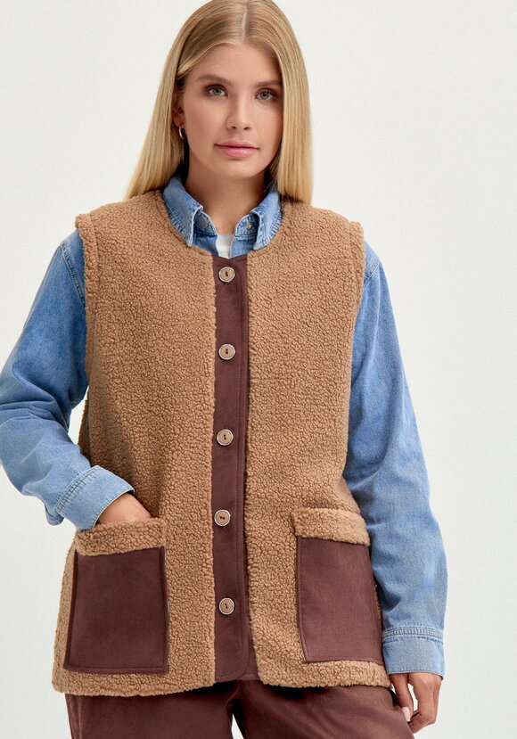 Жилет с отделкой из замши