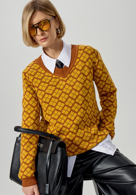 Джемпер женский с V-образным вырезом