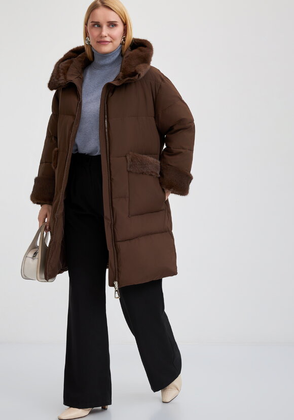 Пальто с меховой опушкой под норку