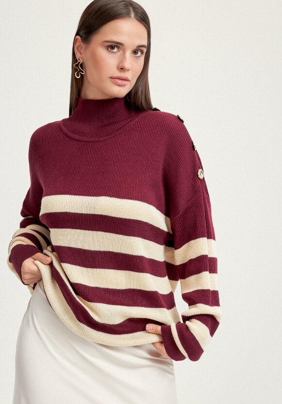 Джемпер с декоративными пуговицами в полоску