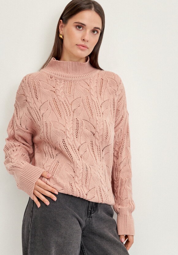 Джемпер с ажурными косами