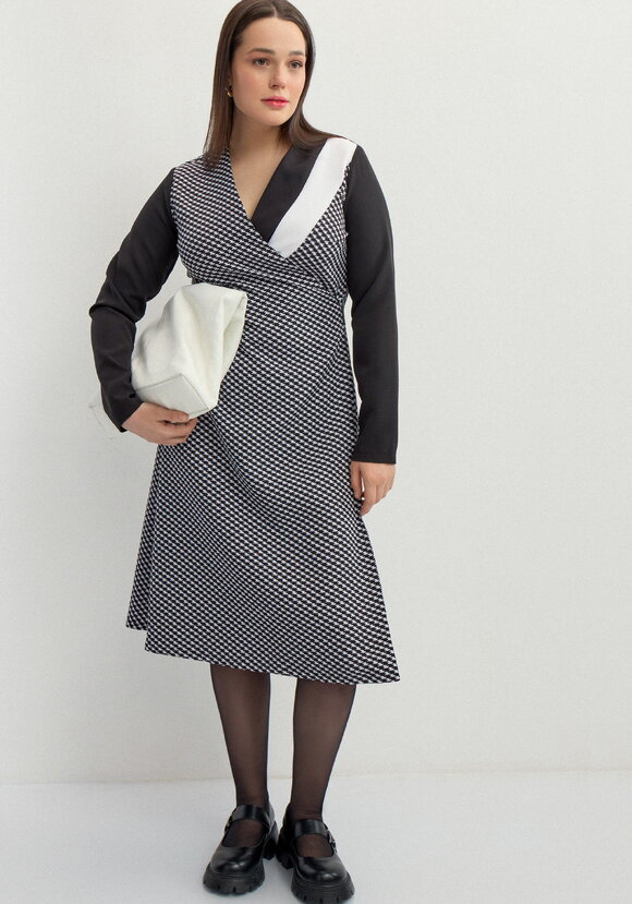 Платье на запах с V-образным вырезом