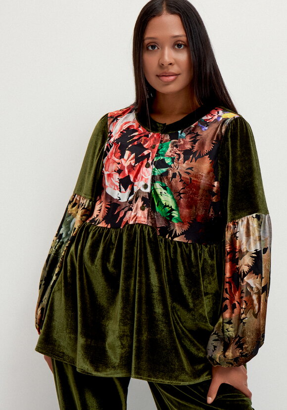 Блуза свободного кроя с цветочными вставками